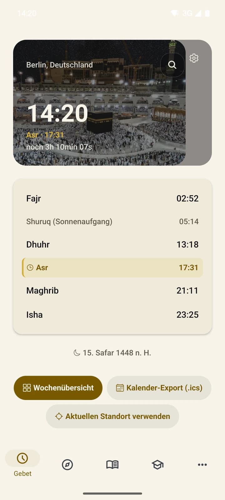 Die Gebetszeiten-Ansicht: über der Liste ein Bild der Kaaba mit der aktuellen Uhrzeit und dem Countdown bis zum nächsten Gebet, darunter die fünf Zeiten des Tages mit hervorgehobenem nächsten Gebet und dem Hijri-Datum.